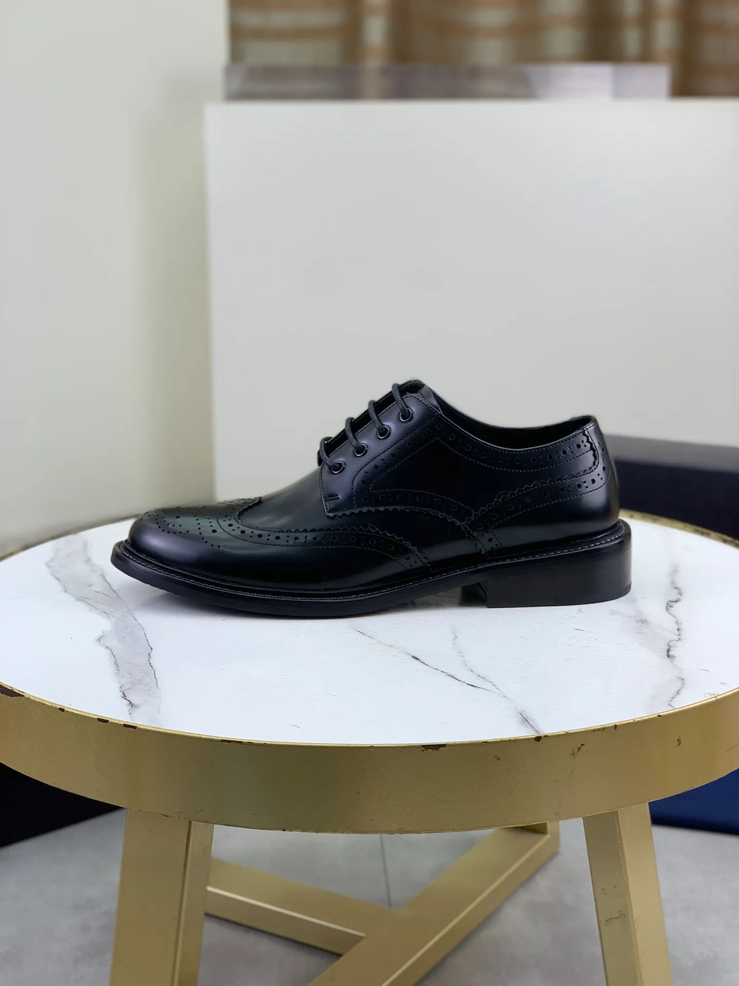 Factory price P980 💰 (genuine leather outsole series) original quality, top version 🔱 ＰＲＡＤＡPrada. Men's business casual leather shoes, top quality cow leather. 1:1 shipment⬆️Luxurious and noble👞All imported original color-changed cowhide, just to create a more comfortable wearing experience. Upper: Original comfortable selected high-end color-changed calfskin➕Top imported water-dyed full cow lining, original lightweight and comfortable high-grade genuine leather outsole✔️Code number: 39-44 (38 45 46 47 can be customized)